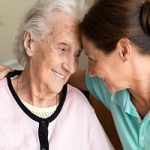 ارزش استخدام پرستار سالمند در مقابل گزینه های دیگر