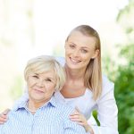 انجام کار پرستار سالمند با کمک دیگر اعضای خانواده