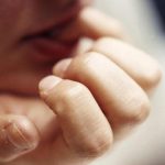 ناخن جویدن در کودکان و روش هایی کمک به ترک آن برای مراقب کودک