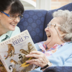 نگهداری از سالمندان در منزل چه مزایایی دارد و تکنیک هایی که لازم است پرستار سالمند بداند