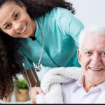 پرستار سالمند باتجربه: نکاتی که باید در استخدام یک پرستار سالمند مورد توجه قرار گیرد