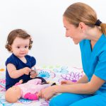 پرستار کودک نقش او در مراقبت روزانه از کودک چیست
