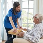 پرستاری و مراقبت از سالمند در منزل چه مزایایی دارد؟