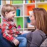 چگونه  والدین و پرستار کودک می توانند کودکان را تشویق به گفتگو نمایند؟