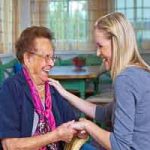 کار پرستار سالمند ، ویژگی ها و نکات کلیدی که جهت مراقبت باید بدانیم