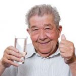 کمبود آب بدن در سالمندان چه عوارضی دارد ؟