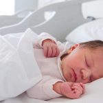 علت عرق کردن نوزادان در خواب چیست؟
