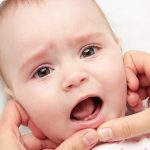  چه چیزی باعث دیر درآوردن دندان در نوزادان می‌شود؟