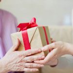 هدیه مناسب سالمندان | چه هدیه ای برای پدربزرگ و مادربزرگ بگیریم؟