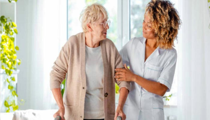 پشتیبانی اضافی با حضور پرستار سالمند