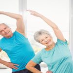 تمرینات کششی مناسب سالمندان | ۴ فایده تمرین کششی برای سالمندان