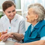 مزیت استفاده از خدمات پرستار در منزل | بررسی ۷ مزیت مهم