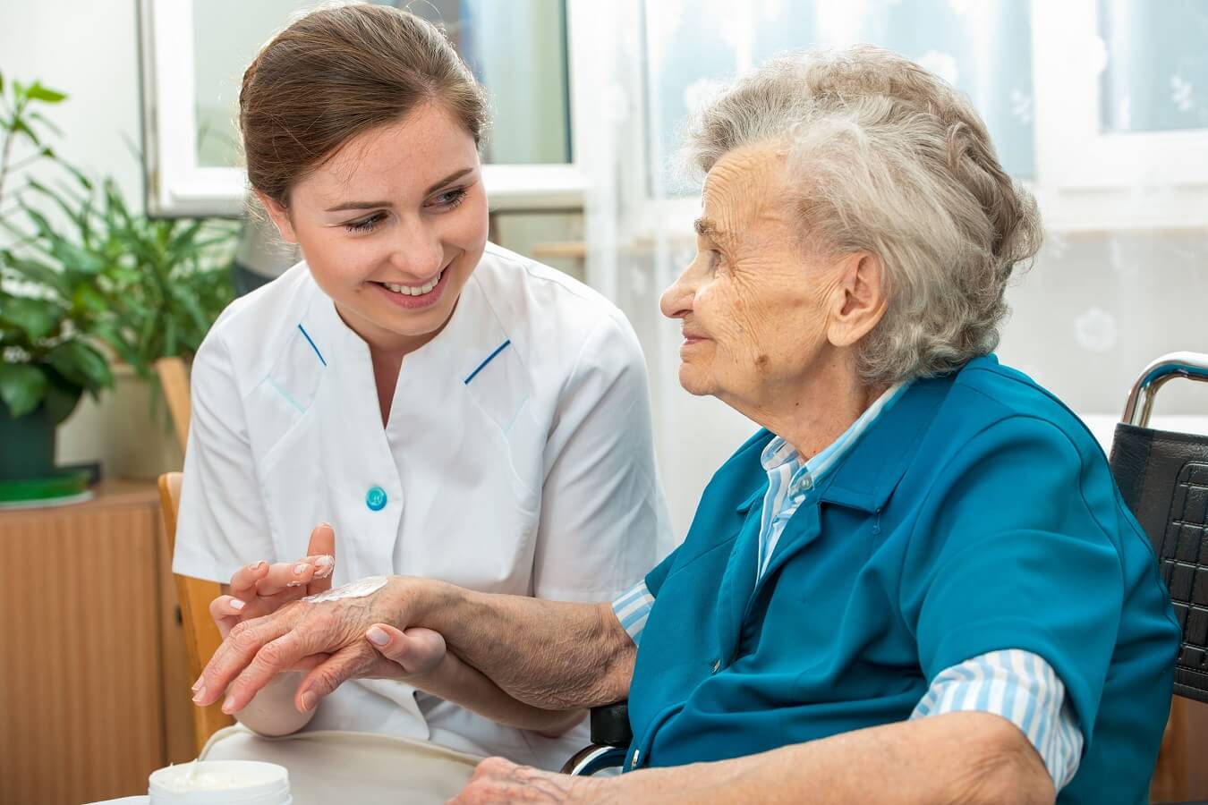 مزیت استفاده از خدمات پرستار در منزل | بررسی ۷ مزیت مهم