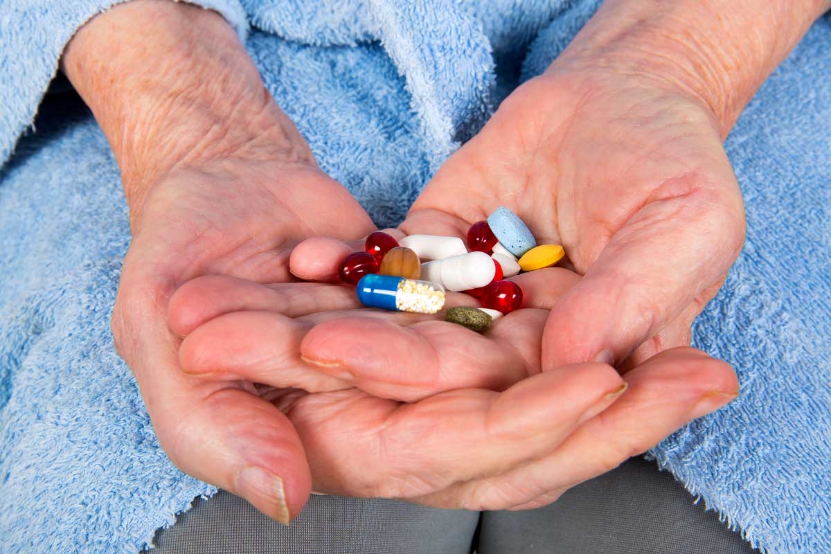 دلایل عدم مصرف دارو توسط سالمندان | ۳ دلیل مهم عدم مصرف